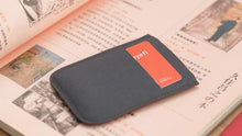 将图片加载到图库查看器，The Wallet With a Trick Up Its Sleeve
