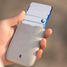 将图片加载到图库查看器，The Wallet With a Trick Up Its Sleeve
