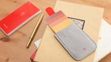 将图片加载到图库查看器，The Wallet With a Trick Up Its Sleeve
