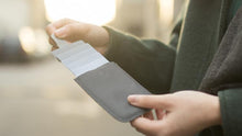 将图片加载到图库查看器，The Wallet With a Trick Up Its Sleeve
